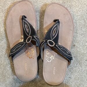 Aetrex Women's Black and Tan Leather Thong Sandals with Velcro closure-Size 8